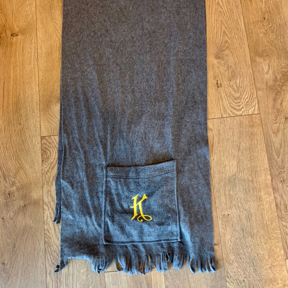 Fleece wrap, cozy warm, grey, two pockets, embroidered with a yellow K. pocket